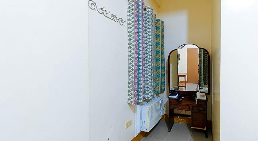 RedDoorz @ Golden Park Inn La Union