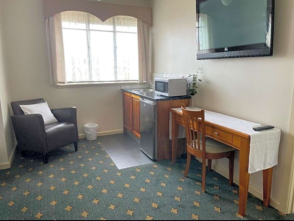 503 On Princes Drive Motel