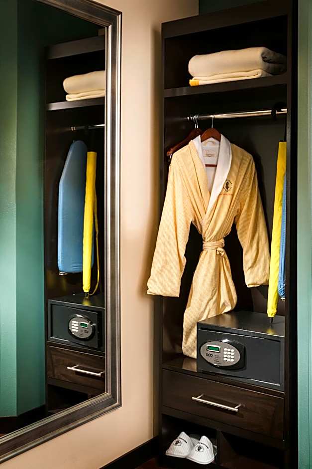 Staypineapple At The Maxwell Hotel