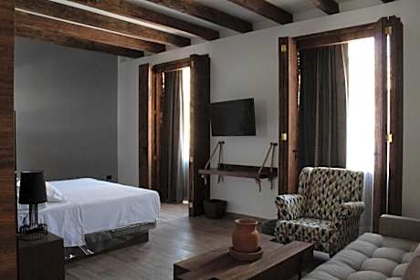 Deluxe King Suite