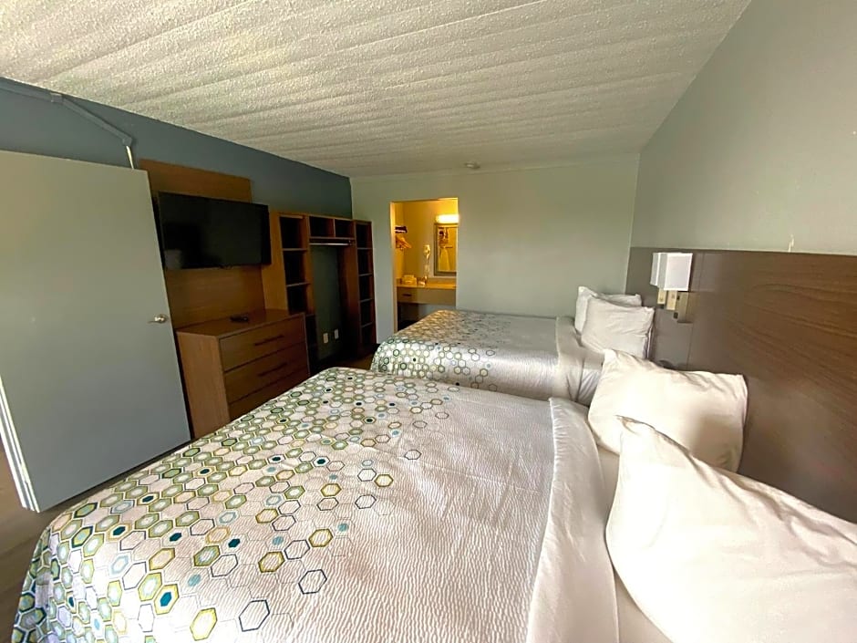 HomeTowne Studios by Red Roof Vero Beach - I-95
