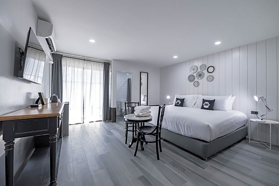 Blu Monkey Boutique Bangsaen