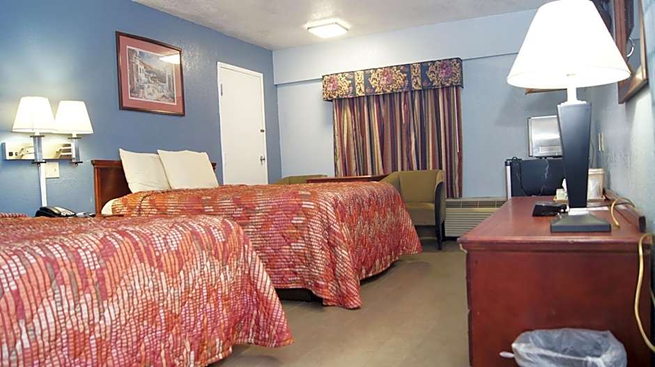 Holiday Lodge & Suites