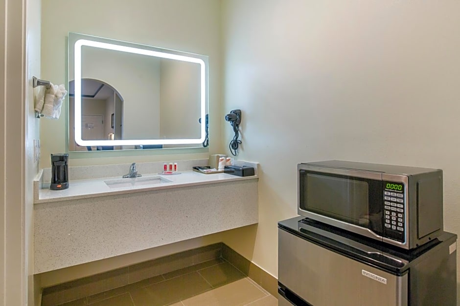 Econo Lodge Inn & Suites
