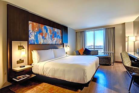 Concierge Level King Room with Sofa Bed and Adapted Tub - Mobility Accessible
