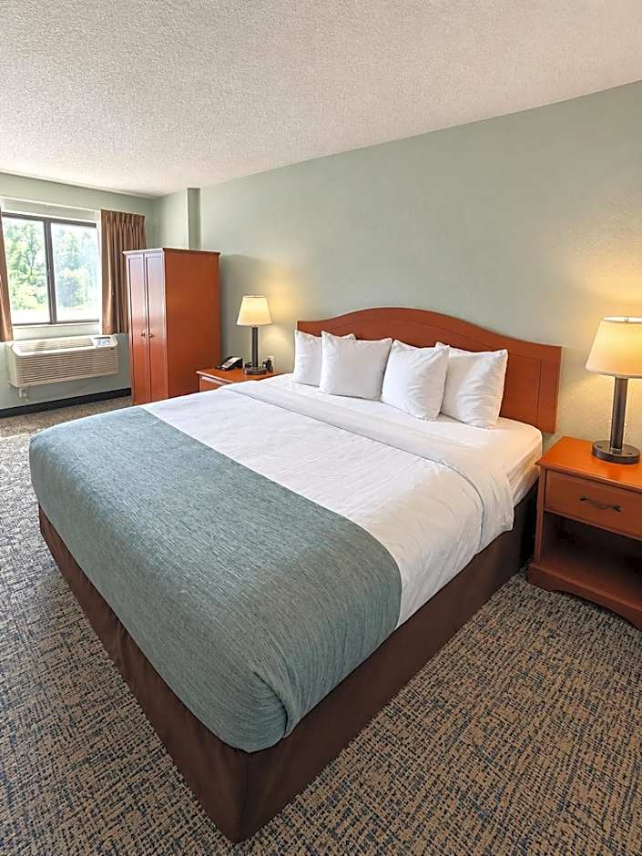 Photo 1 of 5 of 1 King Bed, Mobility Accessible, Grab Bars, Bathtub