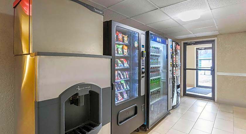 Quality Inn & Suites Des Moines - Merle Hay Road