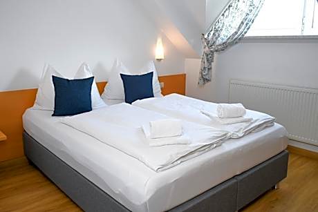 Two-Bedroom Apartment with Balcony and Lake View