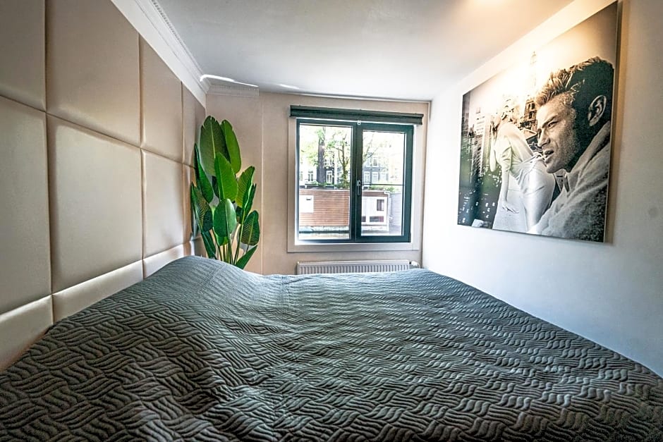 Amsterdam-Houseboat-Amstel