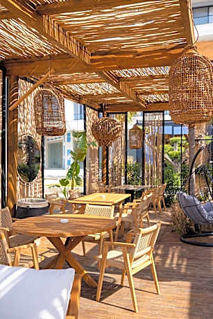 Sea & Sand Hotel