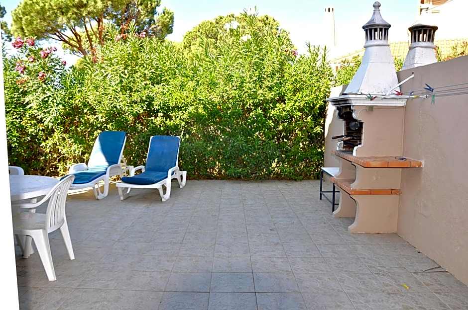 Stylish and well-equipped, private pool, close to amenities, free AC and Wifi