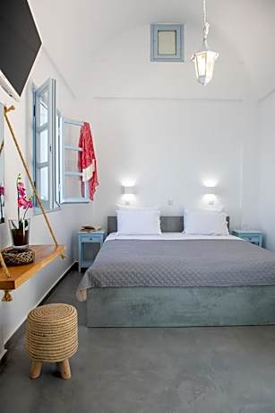 Superior Double Room with Balcony and Caldera View