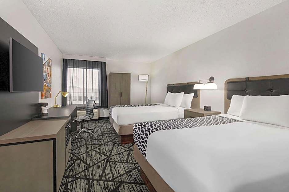 La Quinta Inn & Suites by Wyndham Cleveland Airport West