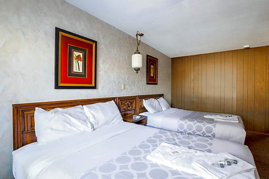 Love Hotels Tomahawk by OYO at Lake Mohawksin WI