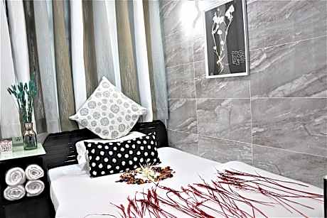 1 Family Room and 1 Double Room for 6 People