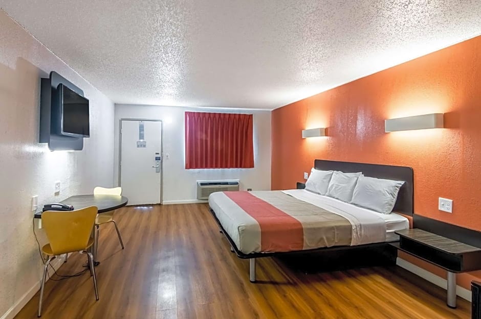 Motel 6-Clinton, OK