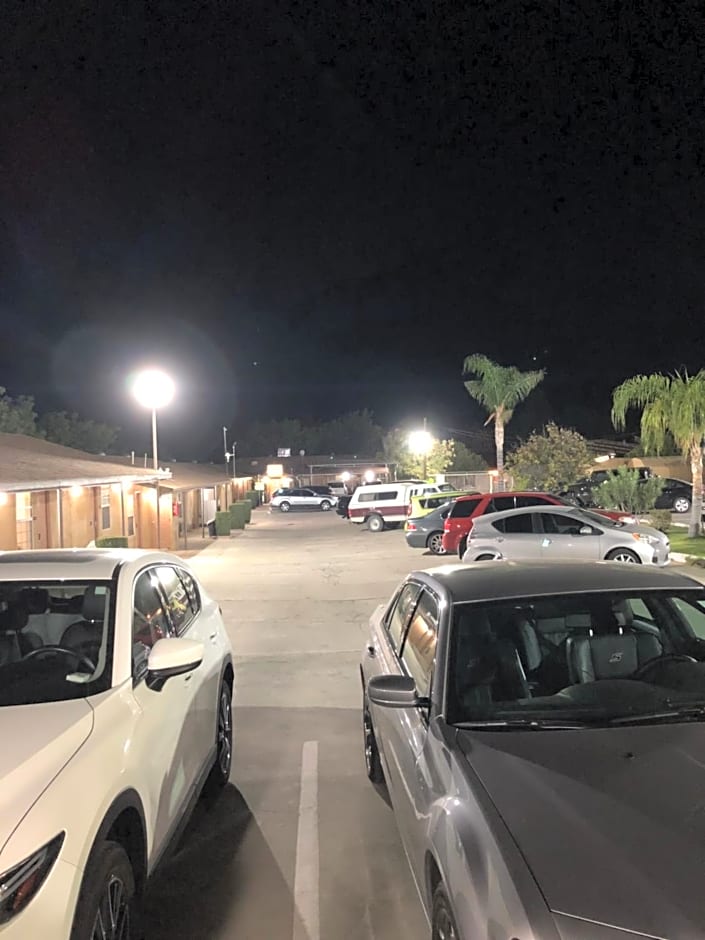 Toppers Motel