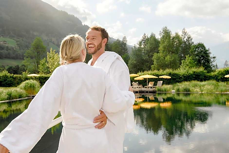 Hotel Norica - Thermenhotels Gastein mit dem Bademantel direkt in die Therme