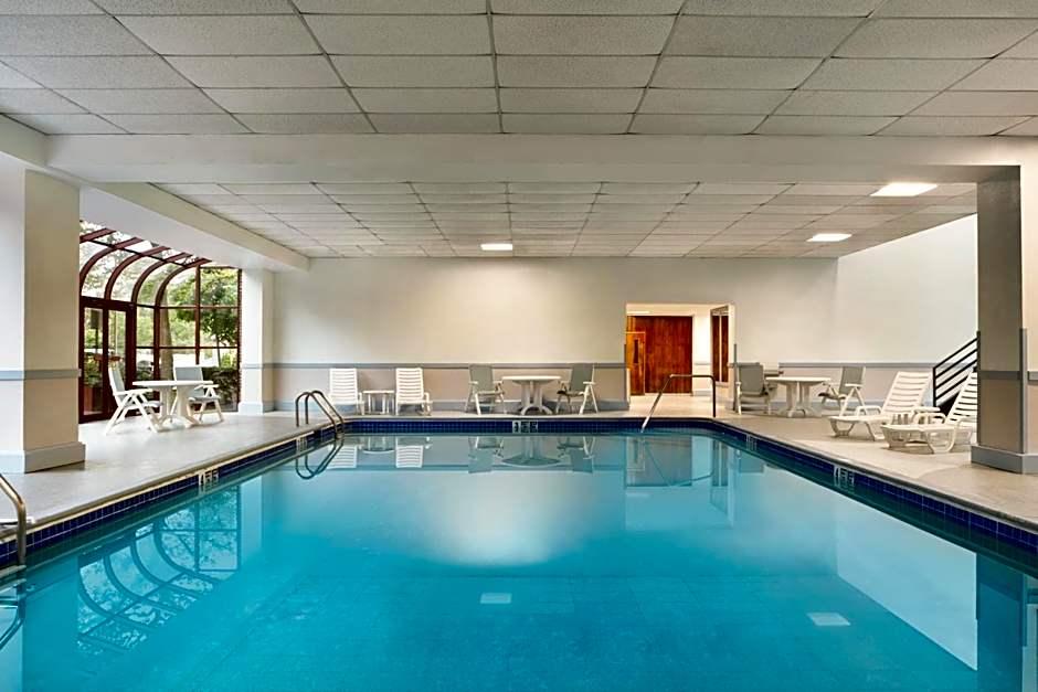 LaGuardia Plaza Hotel