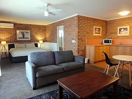 Deluxe King Suite with Spa Bath
