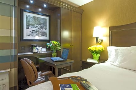 King Room with Sofa Bed and Study - Non-Smoking