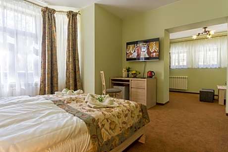 Quadruple Room with Private Bathroom