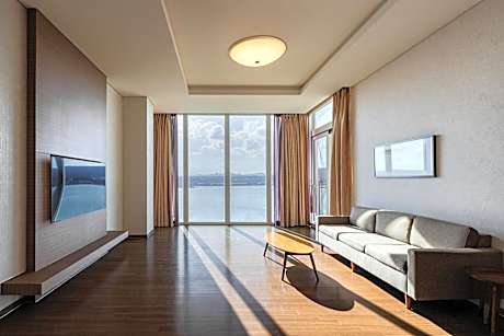 Royal Suite Ocean View + Warm Pool & Sauna for 6 + Kids Play Lounge