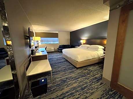 Larger King Room - Non-Smoking