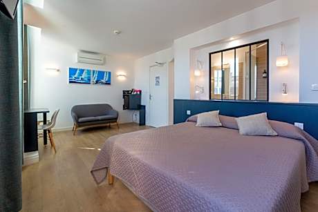 Large Double Room with Air-Conditioning