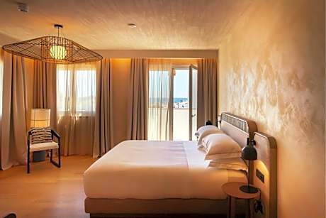 Panoramic King Room with Sofa Bed and Sea View