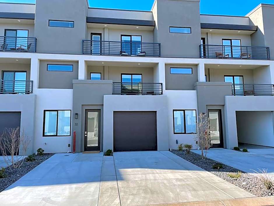 New Family-Friendly Townhome w/ Pool & Hot Tub