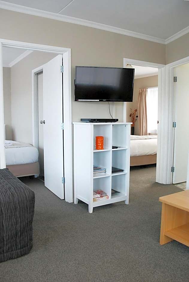 Almond Court Motel