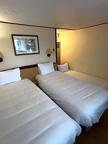 Standard Room - 2 Single Beds 1 Junior Bed Up To 10 Years