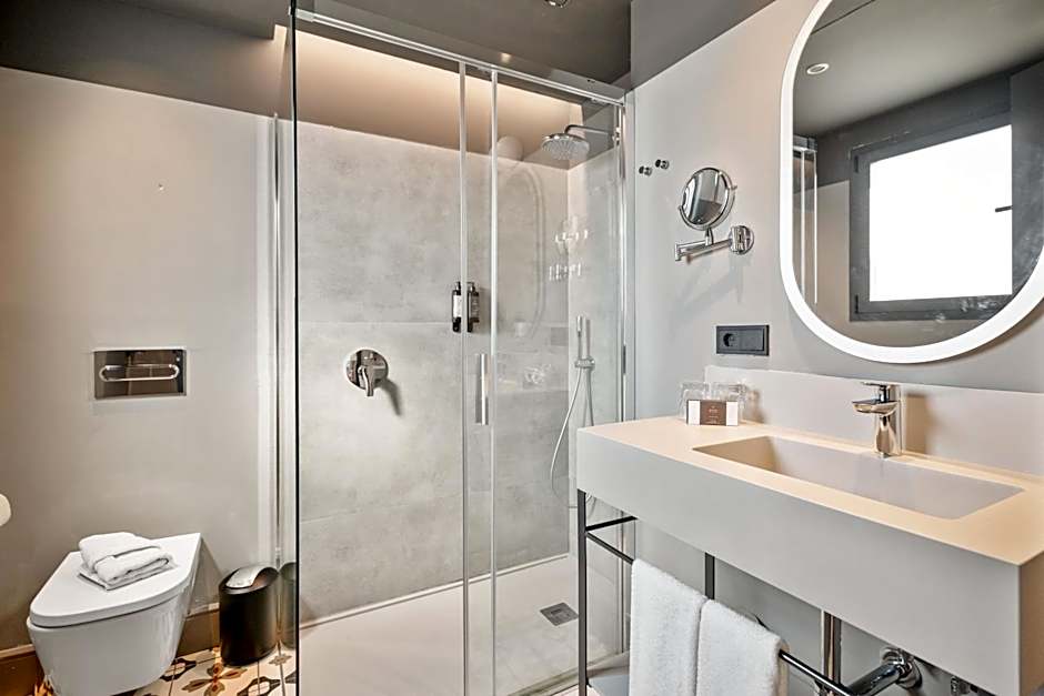 Casa Alhaja by Shiadu