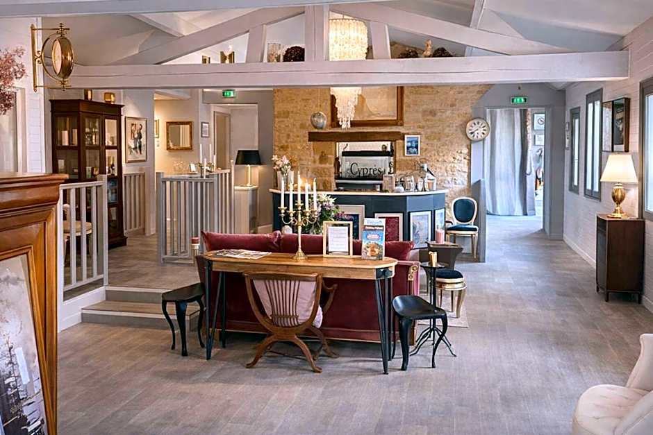 Hôtel Bien-Être Aux Cyprès de Marquay-Calme et élégance-Laissez-vous porter par une ambiance chaleureuse où chaque instant compte-Découvrez un havre de paix où nature et confort se marient pour vous offrir une expérience unique- Réservez dès aujourd'hui !