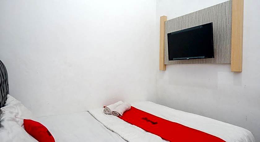 RedDoorz Syariah near Alun Alun Kajen