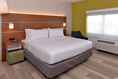Standard King Room with Roll-in Shower - Mobility Accessible