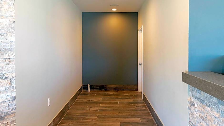 Magnuson Extended Stay and Suites Airport Hotel