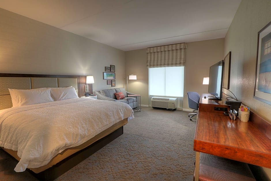 Photo 1 of 6 of 1 King Bed with Sofabed, Balcony