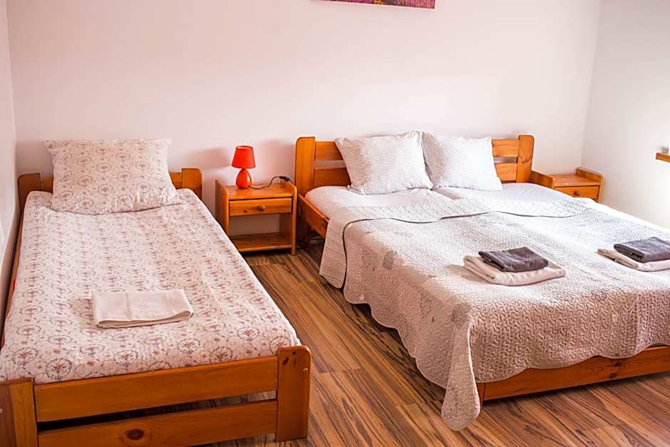 Hotelik Okęcie 39 - Nocleg i Parking Blisko Lotnisko Okęcie