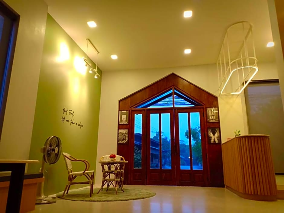 Home by the Bridge Hotel