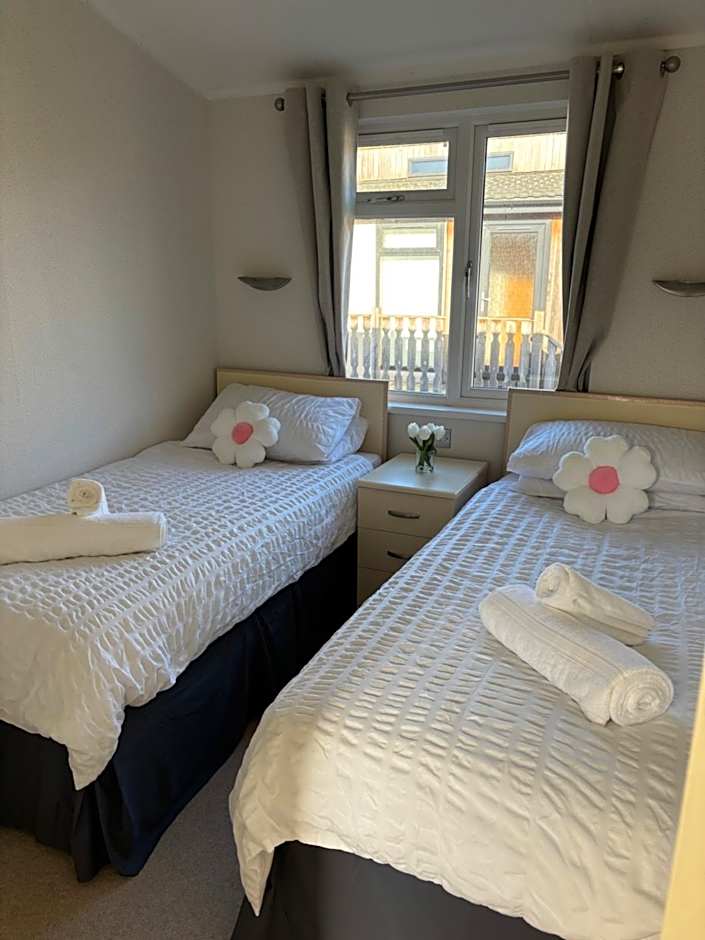 Gressingham 9 - South Lakes Leisure Village - lodge on the lake