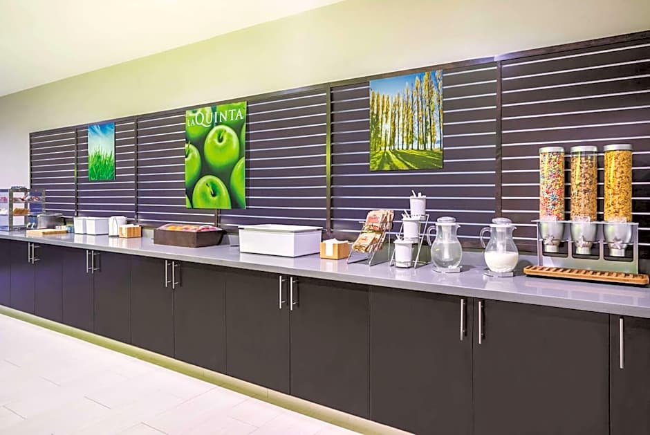 La Quinta Inn & Suites by Wyndham Clifton Park