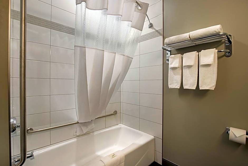 Days Inn & Suites by Wyndham Warman