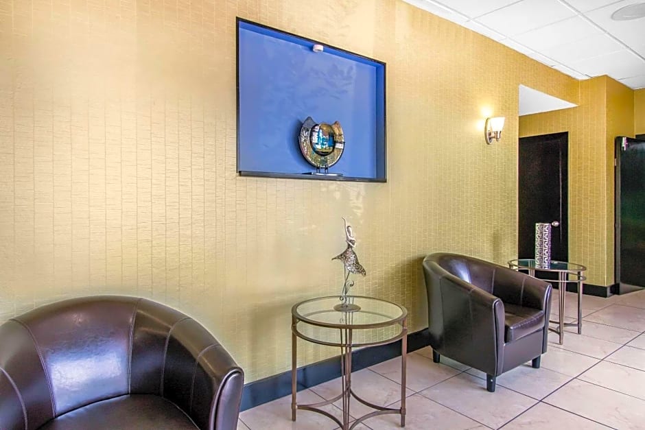 Quality Inn Hinesville - Fort Stewart Area, Kitchenette Rooms - Pool - Guest Laundry