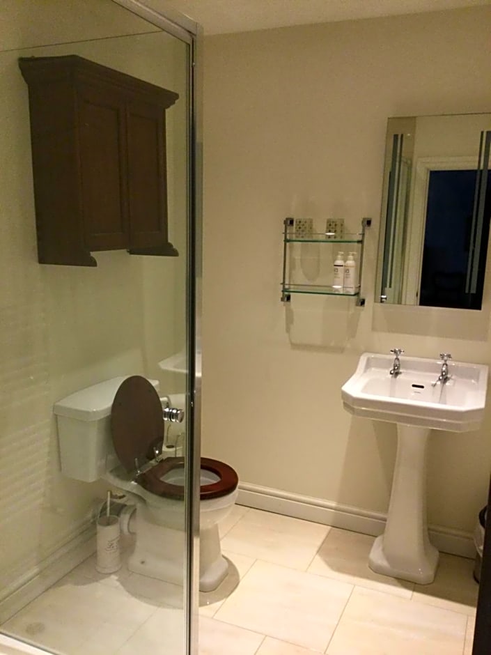 Field End House Strawberry Lane Meysey Hampton