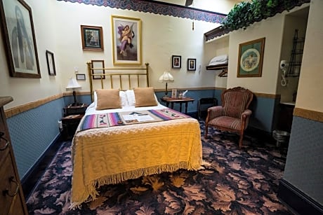 Queen Room Interior - Non-Smoking