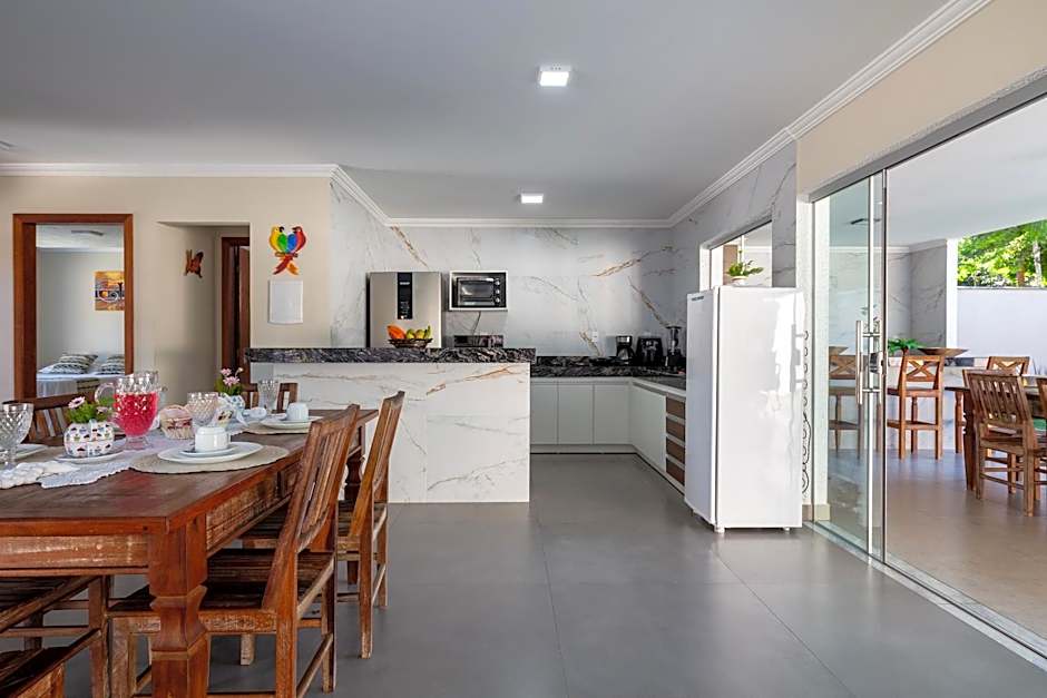 Muito espaço para criançada brincar! Casa com Piscina e Churrasqueira Privativa! Até 14Pax