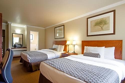 Travelodge by Wyndham Vancouver Lions Gate