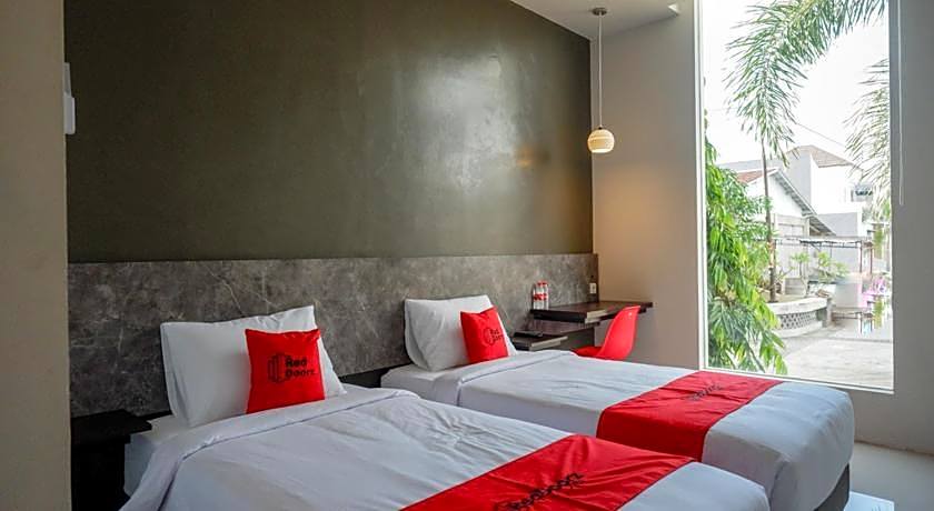 RedDoorz Plus near Solo Baru